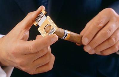 Datei:Cigar cutting.jpg